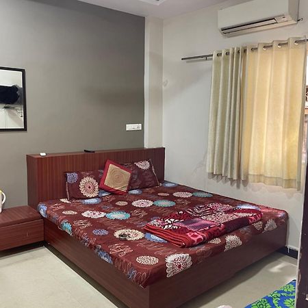 אויאיין Satguru Guest House מראה חיצוני תמונה