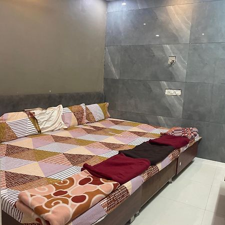 אויאיין Satguru Guest House מראה חיצוני תמונה