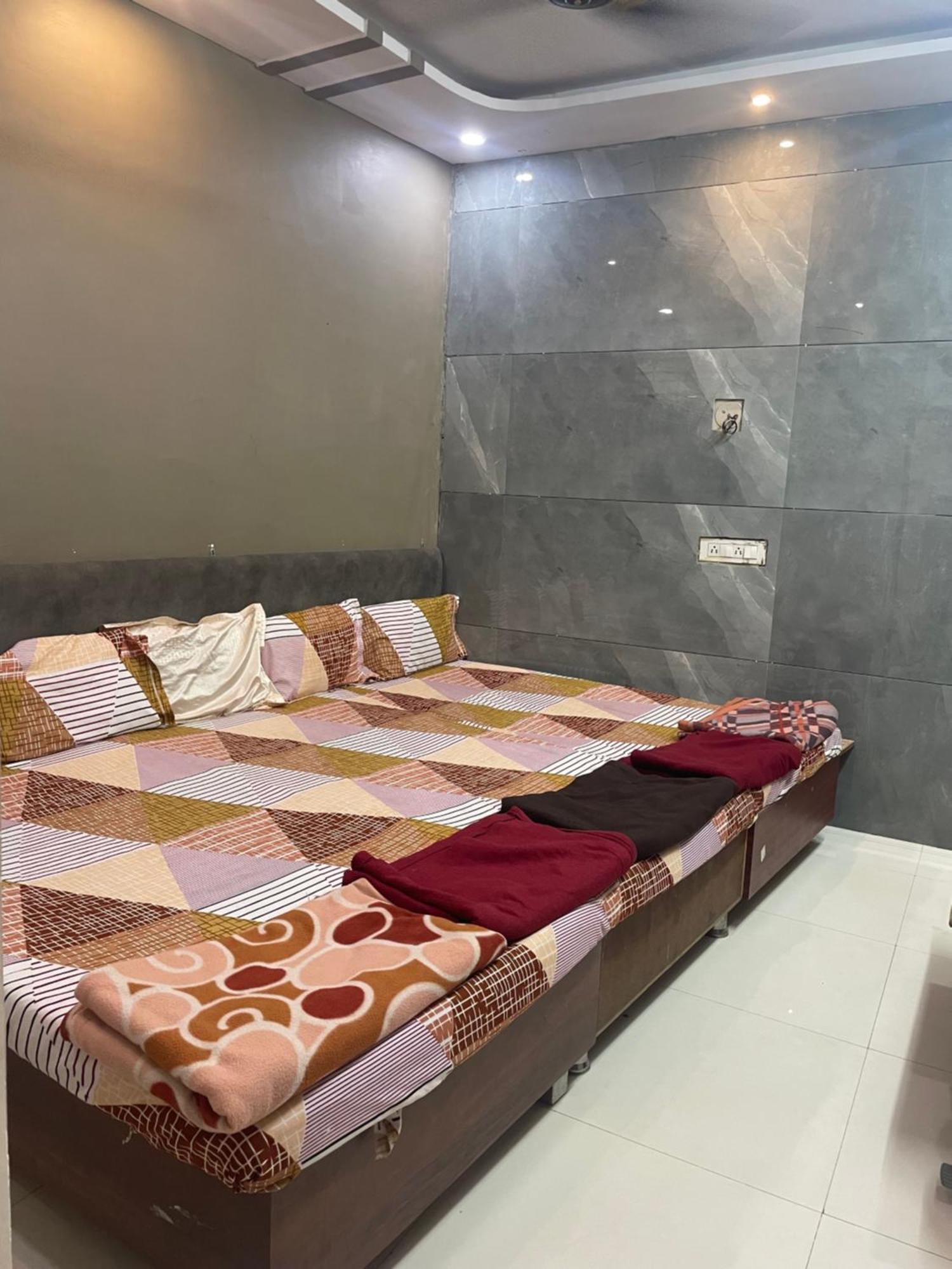 אויאיין Satguru Guest House מראה חיצוני תמונה