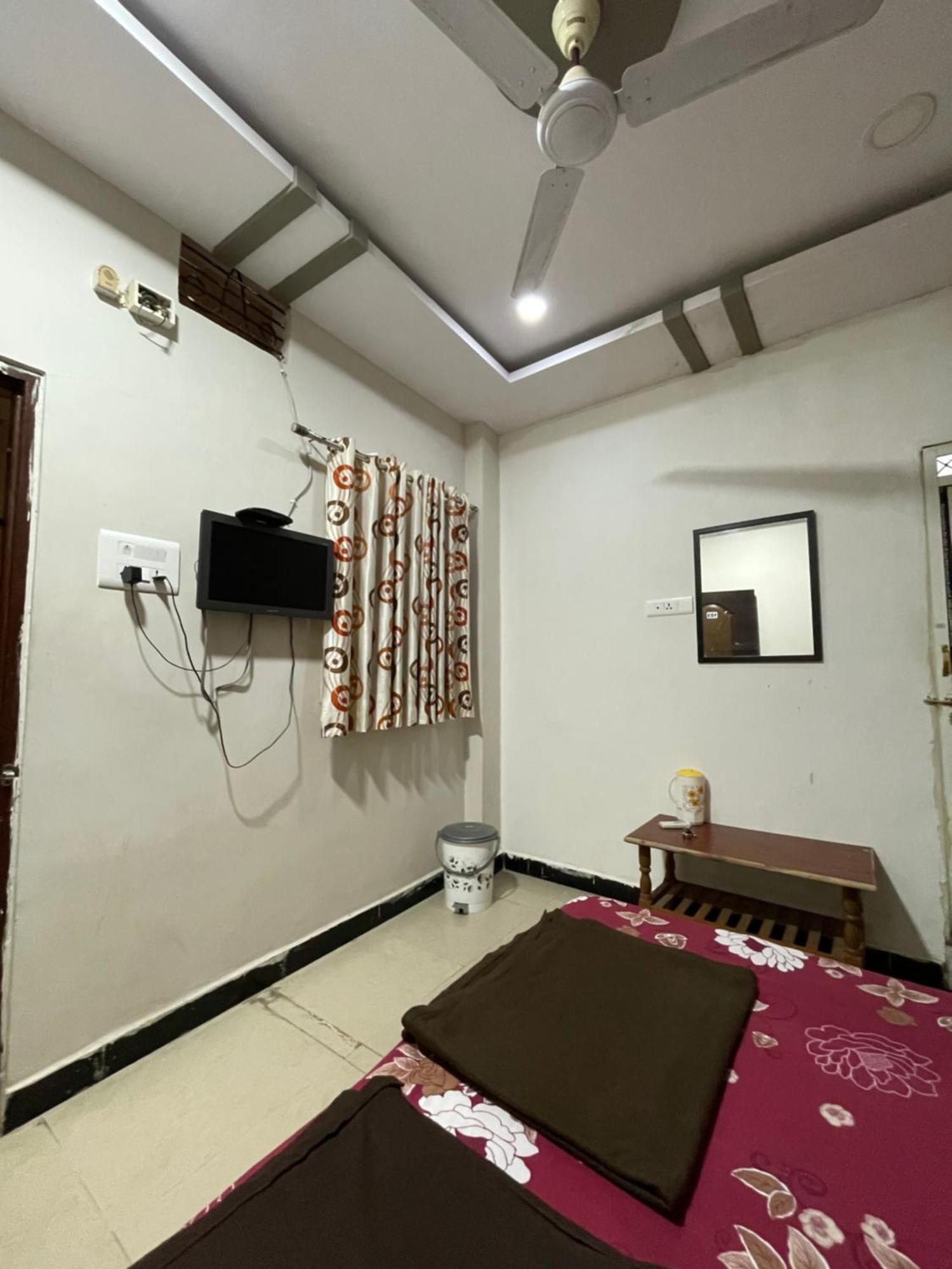 אויאיין Satguru Guest House מראה חיצוני תמונה