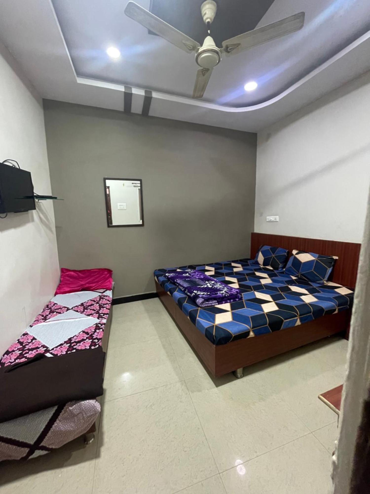 אויאיין Satguru Guest House מראה חיצוני תמונה