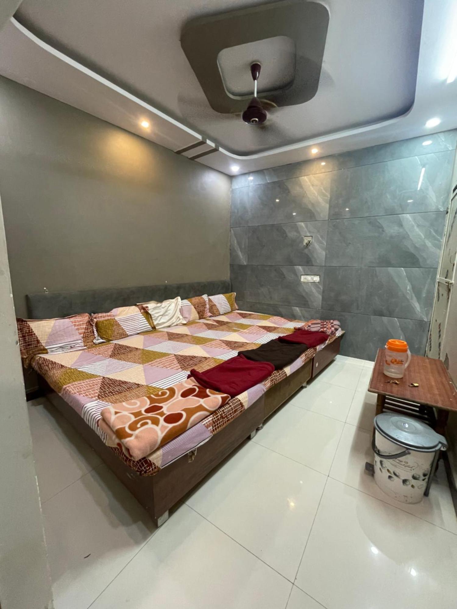 אויאיין Satguru Guest House מראה חיצוני תמונה