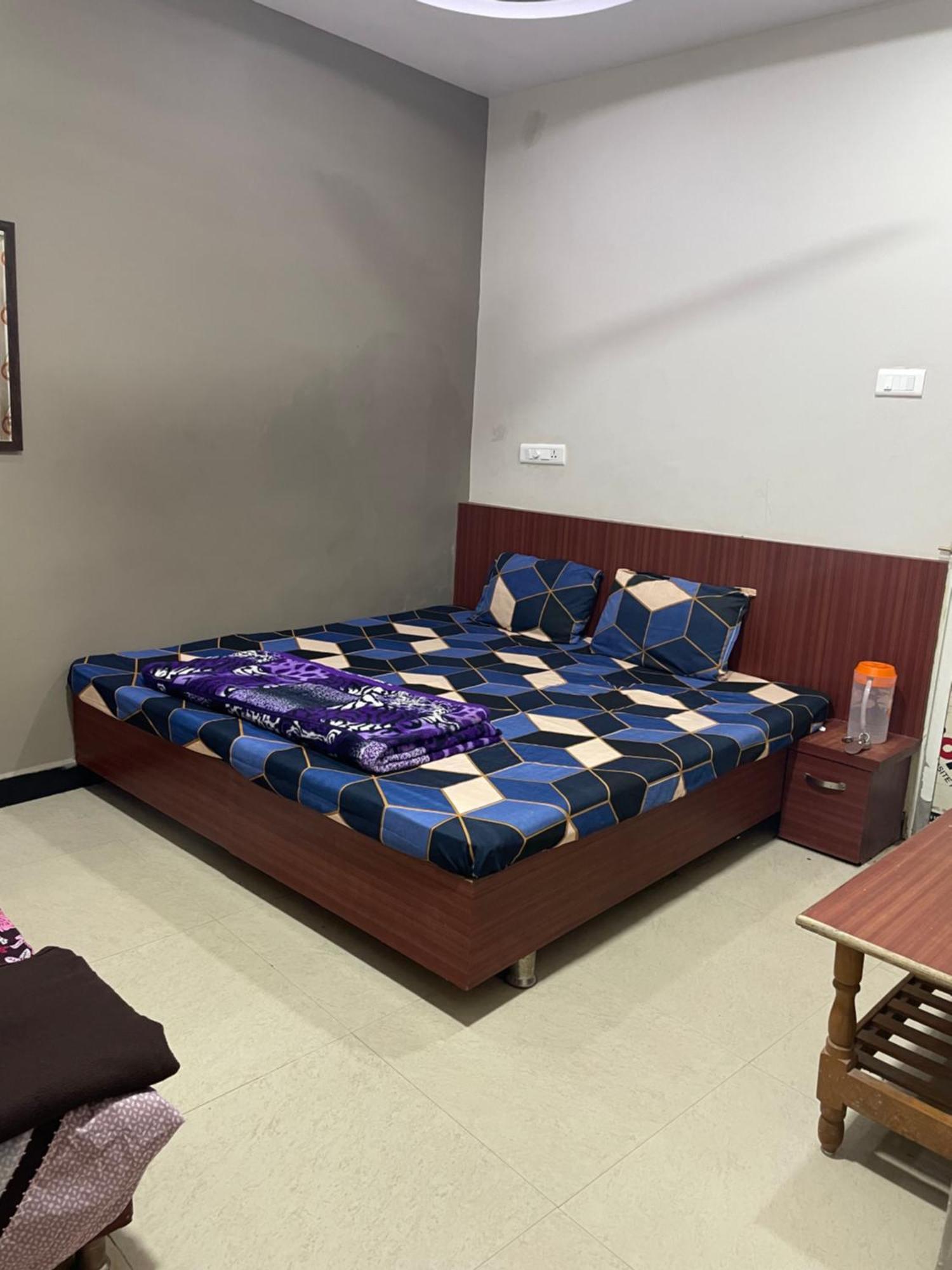 אויאיין Satguru Guest House מראה חיצוני תמונה