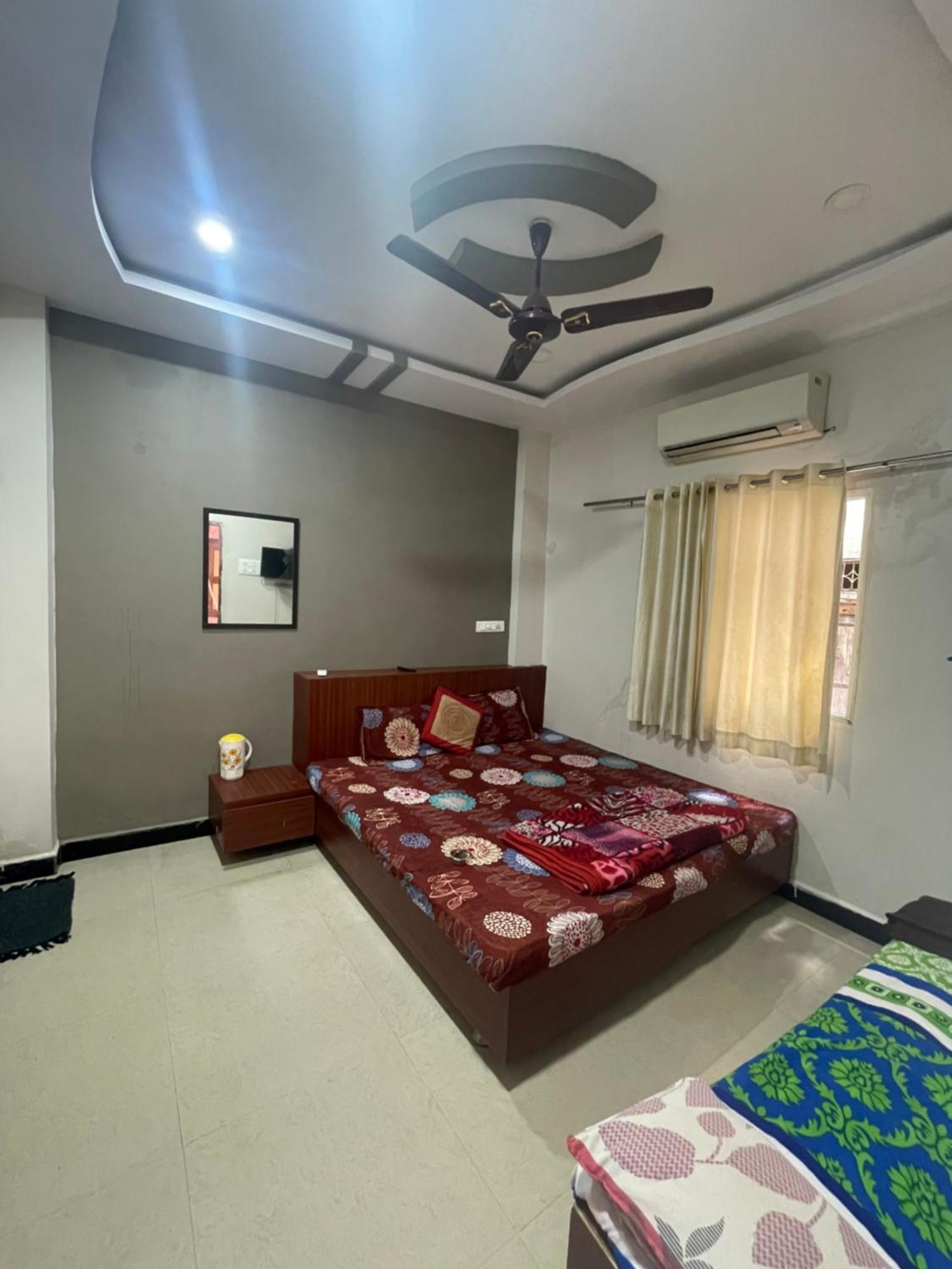 אויאיין Satguru Guest House מראה חיצוני תמונה